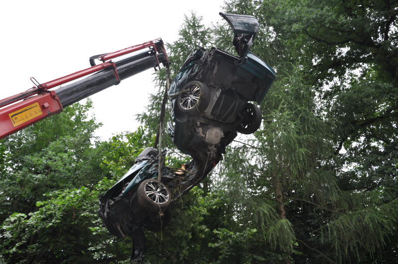 Der Wagen zerschellte an einem Baum - der Fahrer starb an der Unfallstelle.
