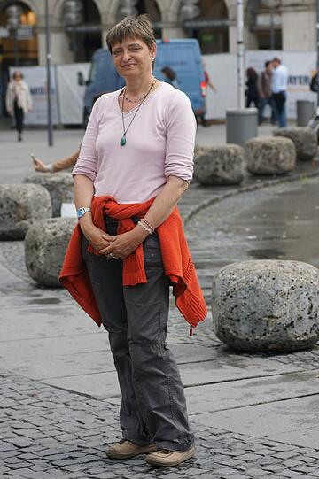 Marlies Christoph (55), Büroangestellte: &bdquo;Mein Mann putzt, da gibt&rsquo;s nichts zu bemängeln. Meistens putzen wir sogar gemeinsam. Aber dafür macht er mir zu wenig Handwerkliches. Ich will öfters, dass er etwas baut, aber er sagt dann immer, das geht nicht so, wie ich es mir vorstelle. Der sieht immer alles schwarz-weiß. Zum Beispiel wollte ich eine überdachte Terrasse. Die hab ich jetzt auch endlich &ndash; nach fünf Jahren.&ldquo;