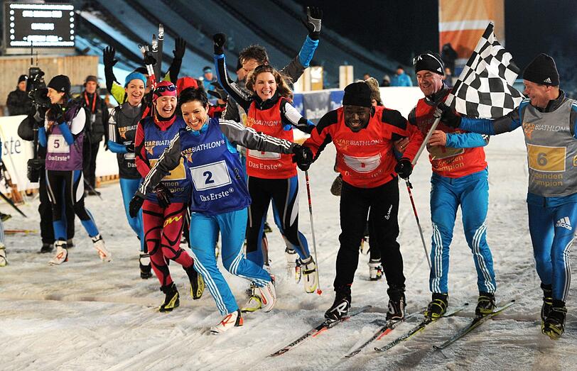 Die früheren Biathleten Peter Sendel (r-l) und Fritz Fischer, Nelson Müller, Susanne Pätzold und Sabine Spitz. Sie alle helfen mit, dass Müller es über die Ziellinie schafft.