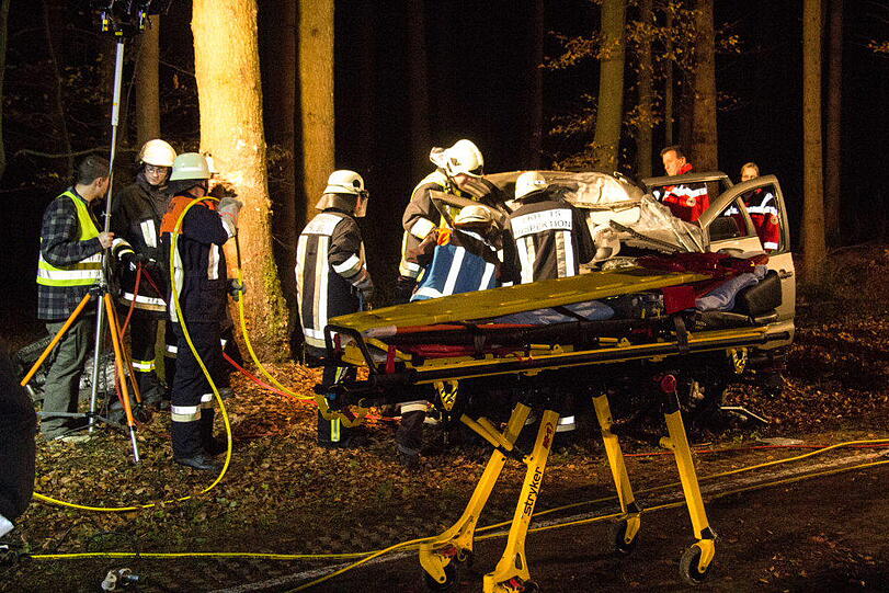 Eine Fahranfängerin verunglückte am Mittwochabend mit einer Beifahrerin im Waldstück bei Pallin, weil das Heck ausbrach. Beide wurden schwer verletzt. Das Auto wurde komplett beschädigt.