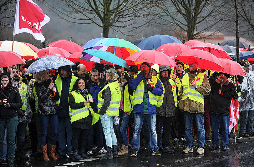Streikende Amazon-Mitarbeiter vor dem Logistikzentrum in Bad Hersfeld.