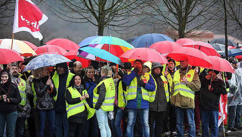 Streikende Amazon-Mitarbeiter vor dem Logistikzentrum in Bad Hersfeld. Streikende Amazon-Mitarbeiter vor dem Logistikzentrum in Bad Hersfeld.