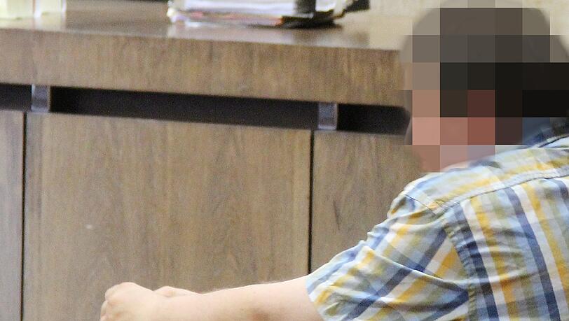 43 Autos beschädigt: Der geständige Täter auf der Anklagebank im Justizzentrum. 43 Autos beschädigt: Der geständige Täter auf der Anklagebank im Justizzentrum.