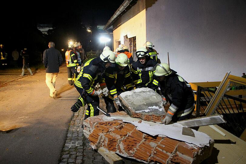 Am Sonntag krachte ein BMW in das Schlafzimmer eines Wohnhauses in Brennberg (Landkreis Regensburg). Die Bilder von der Unfallstelle.