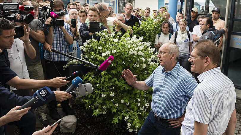 Sie wenden sich an die Medienvertreter und Löwen-Fans.