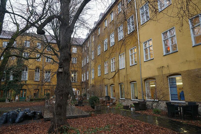 Fast jeder Münchner kennt das letzte Altstadt-Paradies: Der verwunschene Radspielergarten im Hackenviertel.