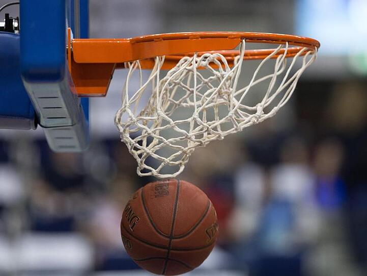 Ein Basketball geht in den Korb. Foto: Lukas Schulze/dpa/Symbolbild