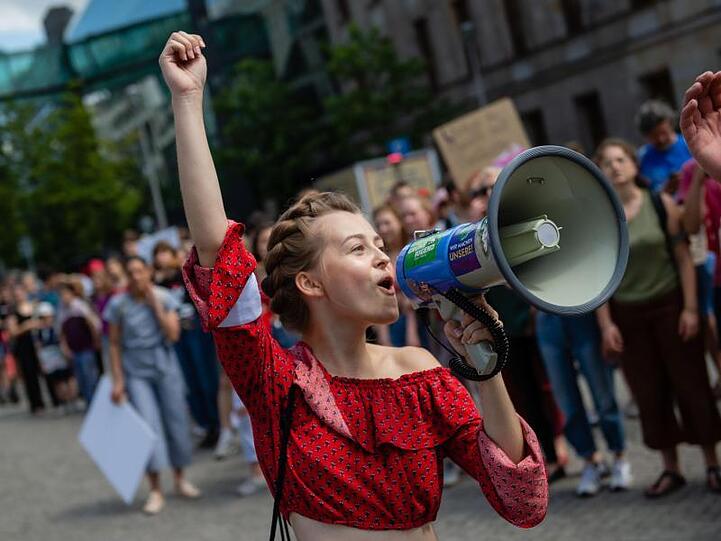 Die Aktivistin Clara Mayer während einer Fridays-For-Future-Demonstration in Berlin.