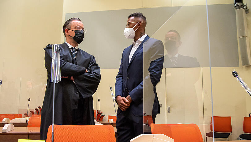 Jérôme Boateng (r.) am Donnerstag vor Gericht in München. Neben ihm: Sein Anwalt Kai Walden.