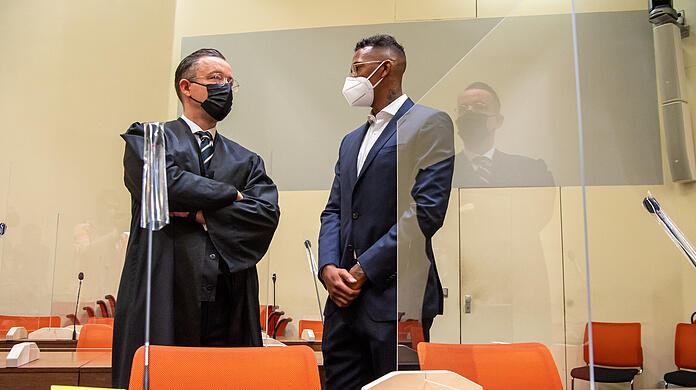 Jérôme Boateng (r.) am Donnerstag vor Gericht in München. Neben ihm: Sein Anwalt Kai Walden.