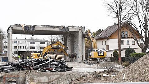 Die instabile Mauer wurde zunächst mit Baggern stabilisiert.