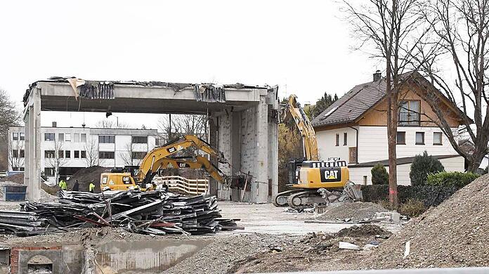 Die instabile Mauer wurde zunächst mit Baggern stabilisiert.