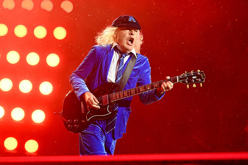 So kennen und lieben ihn die Fans: Angus Young in Aktion.