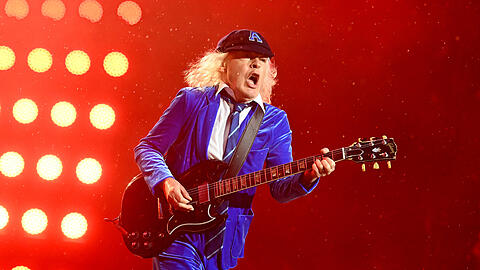 So kennen und lieben ihn die Fans: Angus Young in Aktion.