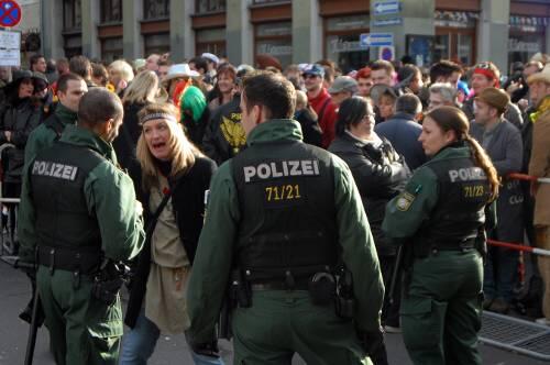 Polizeiabsperrung beim Fasching auf dem Viktualienmarkt 2008