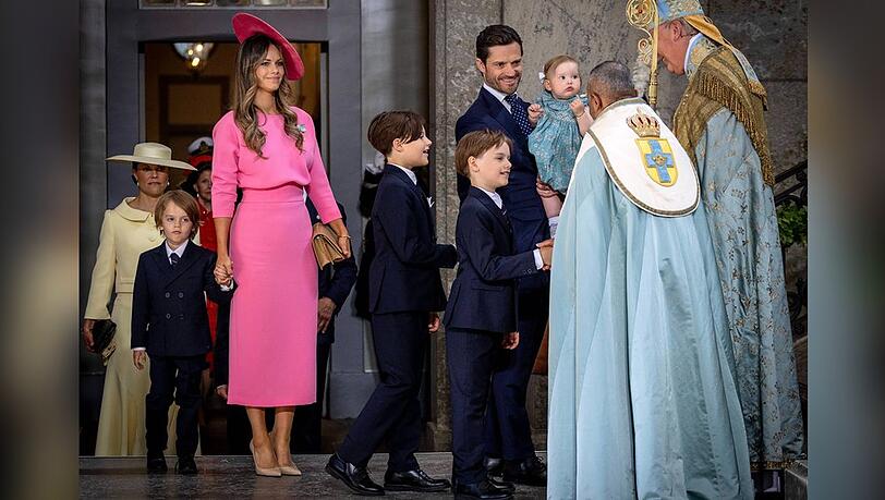 Prinzessin Sofia und Prinz Carl Philip mit ihren vier Kindern beim Dankgottesdienst - vor allem Töchterchen Ines stach heraus. Prinzessin Sofia und Prinz Carl Philip mit ihren vier Kindern beim Dankgottesdienst - vor allem Töchterchen Ines stach heraus.
