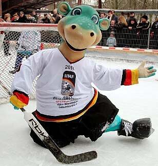 EISHOCKEY-MASKOTTCHEN: Den ganzen Tag Schlittschuhlaufen - ganz ohne Leistungsdruck! Und wenn das Eis doch mal zu glatt wird, fällt man gut gepolstert auf den Dino-Popo!