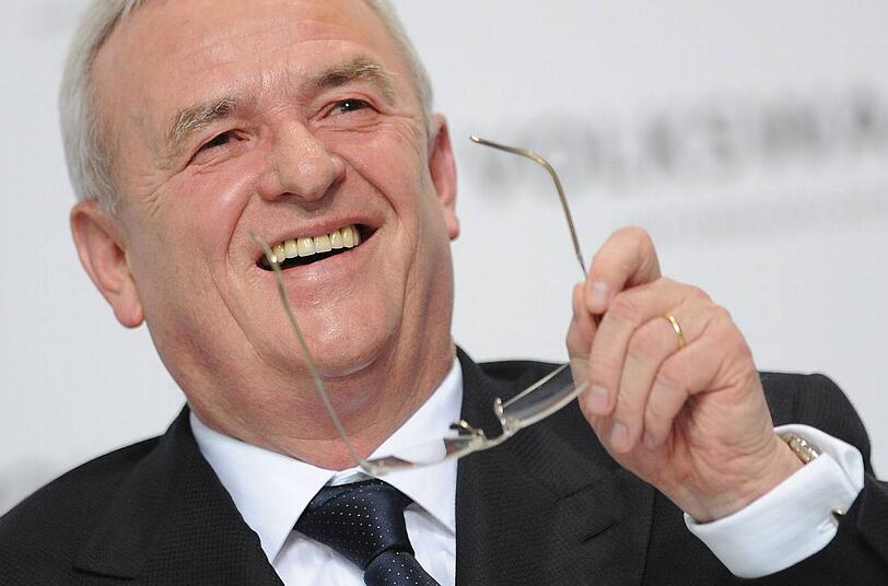 Nummer 1: 2011 verdiente VW-Chef Martin Winterkorn 17,456 Millionen Euro. Für 2012 bekommt er nach der jetzigen Aufsichtratsentscheidung 14,5 Millionen Euro im Jahr. Die Angaben für 2011 sind nach Berechnungen des "Manager Magazin" inklusive sogenannter langfristiger Vergütungsbestandteile.