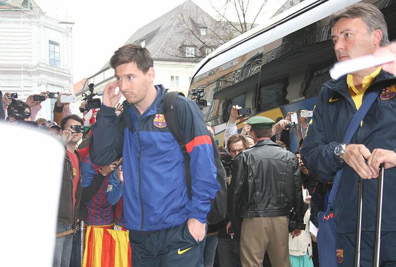 Alles dreht sich um ihn: Lionel Messi steigt vor dem Knaller-Spiel gegen den FC Bayern in München aus dem Mannschaftsbus aus.
