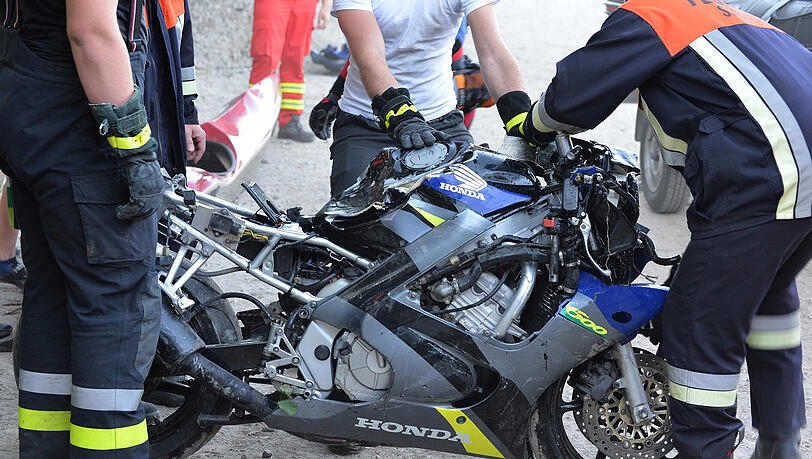 Bei einem Motorradunfall in der Nähe von Schleching musste die Rennmaschine aus einem Flussbett geborgen werden. Der Fahrer war aus einer Kurve geflogen und kam per Hubschrauber in ein Krankenhaus. Bei einem Motorradunfall in der Nähe von Schleching musste die Rennmaschine aus einem Flussbett geborgen werden. Der Fahrer war aus einer Kurve geflogen und kam per Hubschrauber in ein Krankenhaus.