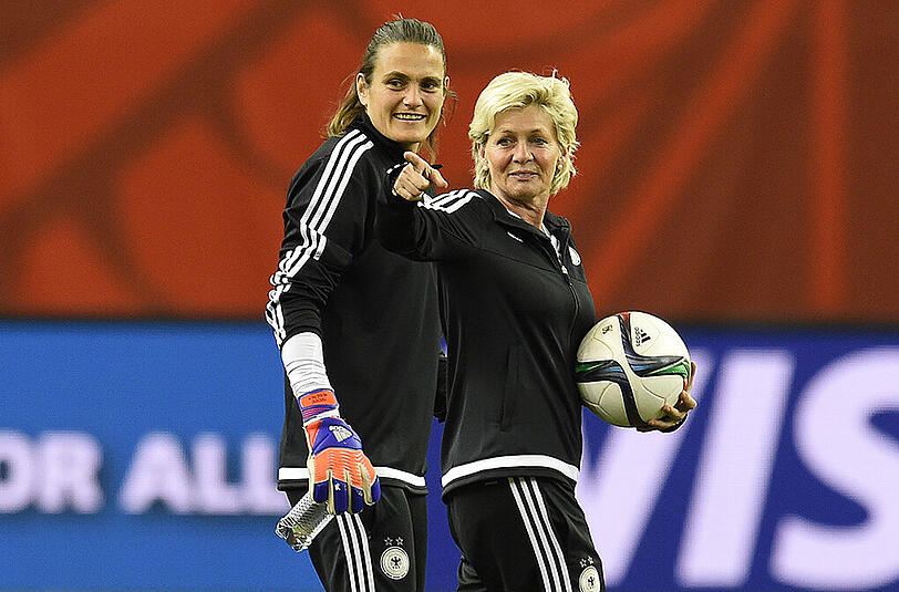 Verlängerter Arm: Bundestrainerin Silvia Neid (rechts) und Torhüterin Nadine Angerer.