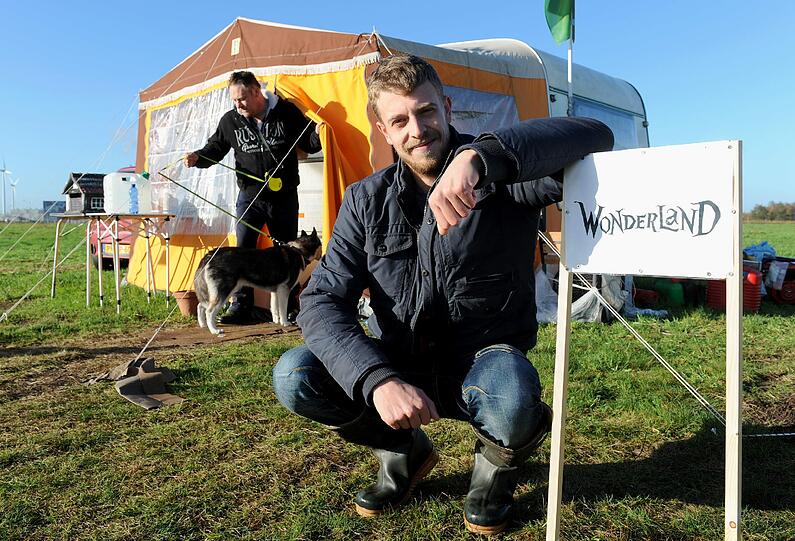 Im Grenzgebiet zwischen den Niederlanden und Deutschland stellen die beiden Holländer Yoshi Livo (r.) und Rene van Reenen ihr Camp "Wonderland"vor.