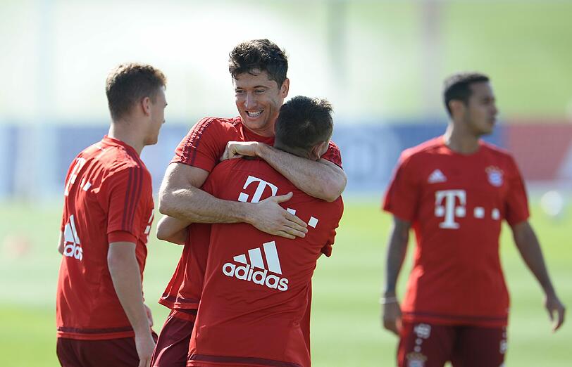 Ich drück' dich: Robert Lewandowski umarmt seinen Teamkollegen Rafinha.