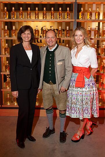 Die bayerische Staatsministerin Ilse Aigner, MdL, Geschäftsführender Gesellschafter von SLYRS Anton Stetter und Kabarettistin Monika Gruber (v.l.n.r).