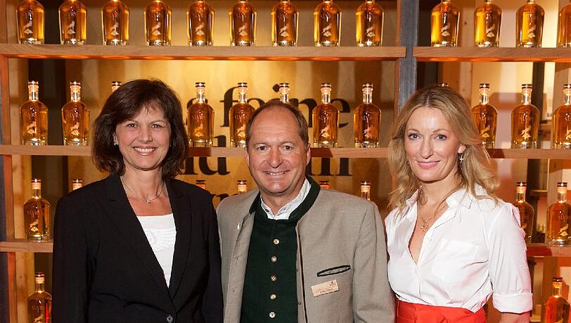 Die bayerische Staatsministerin Ilse Aigner, MdL, Geschäftsführender Gesellschafter von SLYRS Anton Stetter und Kabarettistin Monika Gruber (v.l.n.r). Die bayerische Staatsministerin Ilse Aigner, MdL, Geschäftsführender Gesellschafter von SLYRS Anton Stetter und Kabarettistin Monika Gruber (v.l.n.r).