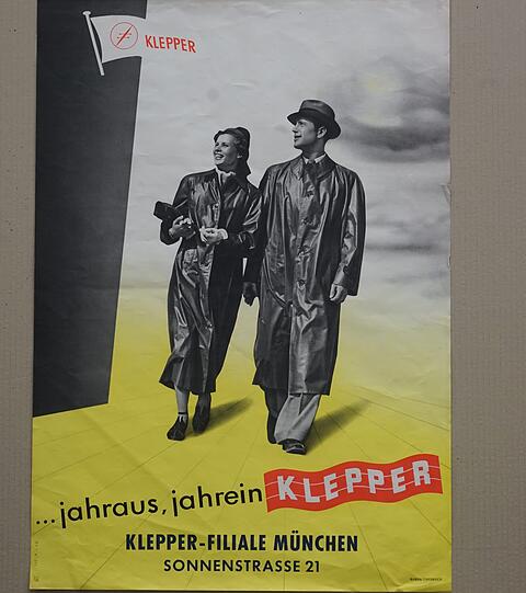 1953: Die legendären Regenmäntel (erfunden 1920 vom Schneider Johann Klepper) gibt&rsquo;s in der Sonnenstraße 21. Da ist jetzt ein Euroshop.