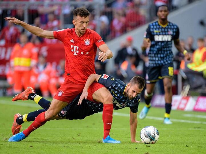Ivan Perisic vom FC Bayern München (l) und Dominick Drexler von Köln im Zweikampf um den Ball. Foto: Matthias Balk