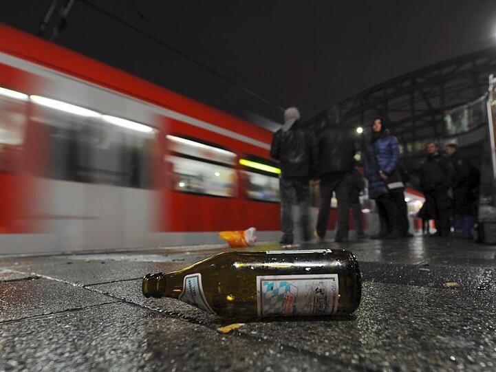 Eine Bierflasche liegt am Bahnsteig eines S-Bahnhofs. Foto: Tobias Hase/Archiv
