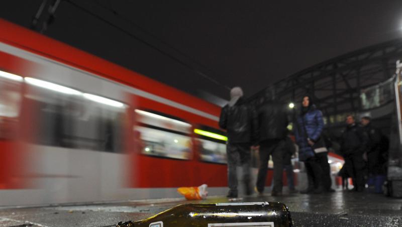Eine Bierflasche liegt am Bahnsteig eines S-Bahnhofs. Foto: Tobias Hase/Archiv Eine Bierflasche liegt am Bahnsteig eines S-Bahnhofs. Foto: Tobias Hase/Archiv