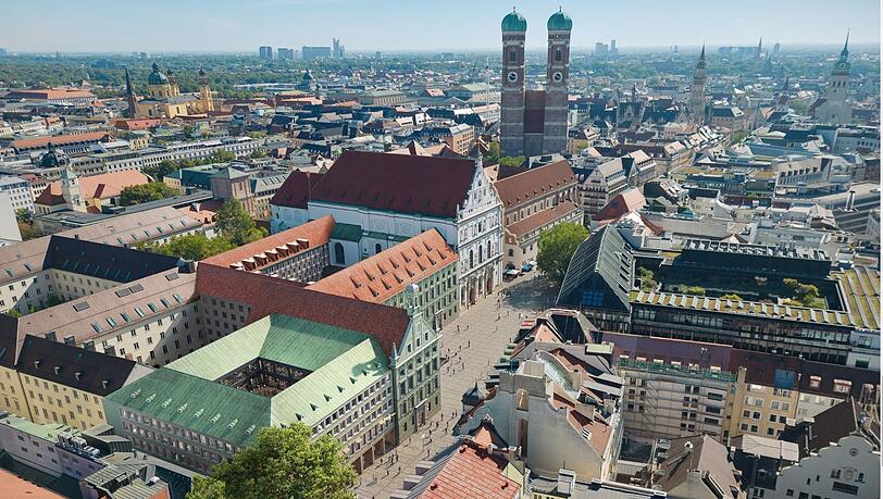 Die Alte Akademie befindet sich in der Fußgängerzone an der Neuhauser Straße und ist seit der Benko-Pleite eine Geisterbaustelle. Neue Pläne sollen den Platz wieder aufleben lassen.