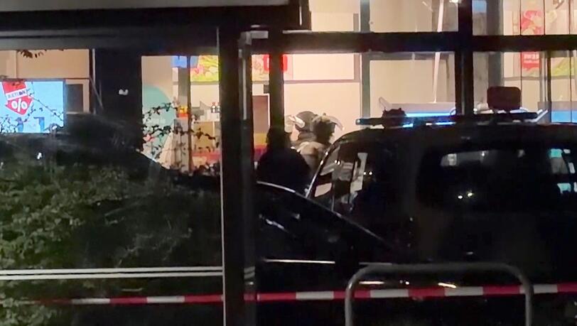 Der Supermarkt ist großräumig abgesperrt. Der Supermarkt ist großräumig abgesperrt.