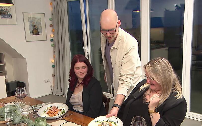 Stefan serviert Bolo - klassisch für Lorene (rechts), mit Linsen für Vegetarierin Maxine. Stefan serviert Bolo - klassisch für Lorene (rechts), mit Linsen für Vegetarierin Maxine.