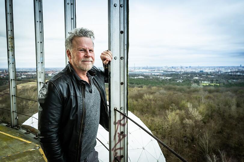 Jenke von Wilmsdorff hat sich für diesen Herbst wieder einiges vorgenommen. Sechs unterschiedliche Reportagen durchläuft der rasende Reporter von ProSieben. Jeden Donnerstag ist er mit einem neuen Thema auf Sendung. Sein Abschluss-Thema "Die 90iger. Im Rausch der Freiheit" streckt sich dann gar über zwei Donnerstage. Jenke von Wilmsdorff hat sich für diesen Herbst wieder einiges vorgenommen. Sechs unterschiedliche Reportagen durchläuft der rasende Reporter von ProSieben. Jeden Donnerstag ist er mit einem neuen Thema auf Sendung. Sein Abschluss-Thema "Die 90iger. Im Rausch der Freiheit" streckt sich dann gar über zwei Donnerstage.