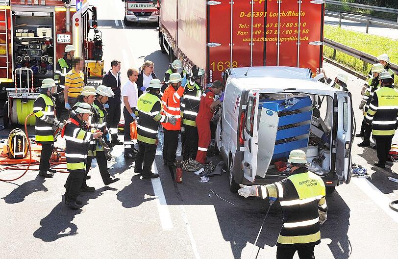 Dieser kam mit lebensbedrohenden Verletzungen in ein Krankenhaus. Während der
etwa einstündigen Rettungs- und Aufräumarbeiten war die Autobahn in Richtung
München gesperrt.