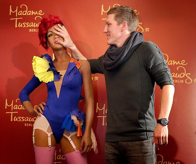 Bastian Schweinsteiger vom FC Bayern München steht am Sonntag (04.12.2011) bei einem Besuch des Hamburger Fanclubs des FC Bayern München neben einer Wachsfigur der Sängerin Rihanna in Hamburg. Schweinsteiger besuchte die Weihnachtsfeier des Fanclubs in einem Gasthaus, wo die Wachsfigur aufgestellt war.