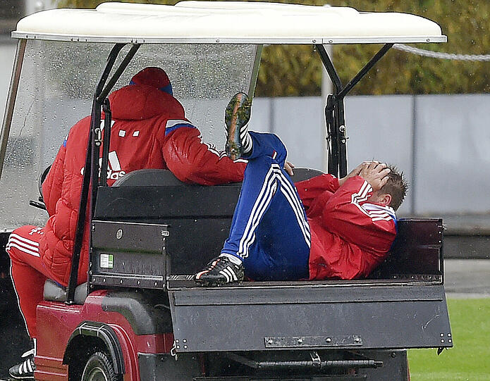 Und der nächste Schock für die Bayern: Am Dienstag verletzte sich auch noch Kapitän Philipp Lahm im Training. Erste Diagnose: Knöchelbruch im rechten Fuß und bis zu drei Monate Pause.