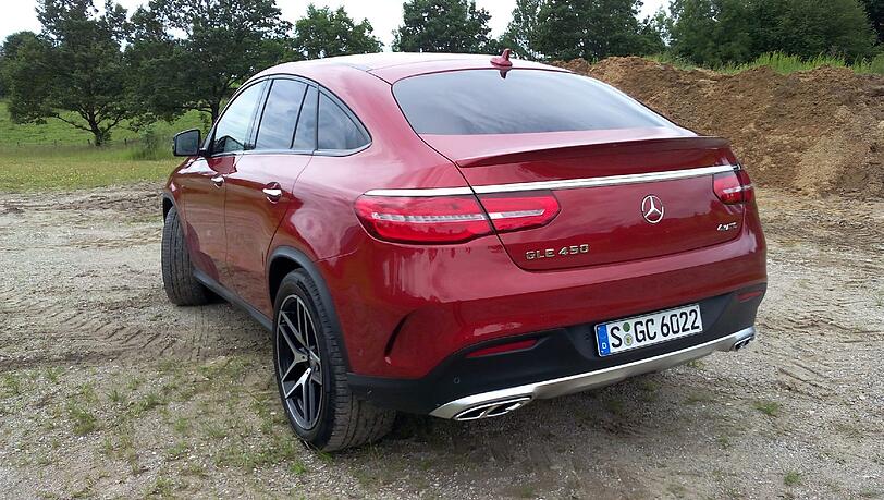 Das Heck macht's: Im Abgang gibt sich das neue Mercedes-Modell elegant statt bullig. Das Heck macht's: Im Abgang gibt sich das neue Mercedes-Modell elegant statt bullig.
