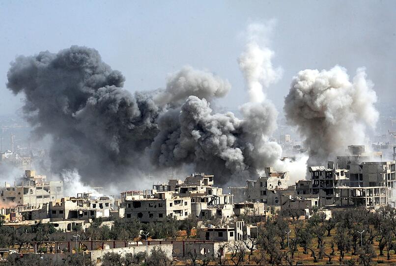 Rauch steigt nach dem Einschlag einer Rakete der syrischen Armee über Duma auf. Wegen der anhaltenden Angriffe auf die belagerten Gebiete Afrin und Ost-Ghuta in Syrien sind erneut tausende Menschen aus den heftig umkämpften Gegenden geflohen.