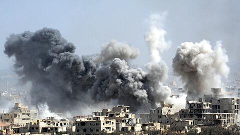 Rauch steigt nach dem Einschlag einer Rakete der syrischen Armee über Duma auf. Wegen der anhaltenden Angriffe auf die belagerten Gebiete Afrin und Ost-Ghuta in Syrien sind erneut tausende Menschen aus den heftig umkämpften Gegenden geflohen.