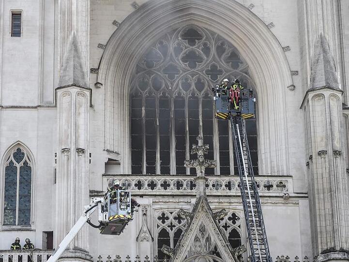 Feuerwehrleute an der Kathedrale Saint-Pierre-et-Saint-Paul im Einsatz.