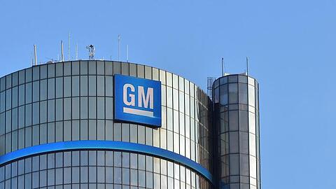 Unter Nutzung eines ursprünglich für Kriegszeiten entwickelten Gesetzes hat US-Präsident Donald Trump dem Autobauer General Motors (GM) die Produktion von Beatmungsgeräten befohlen.