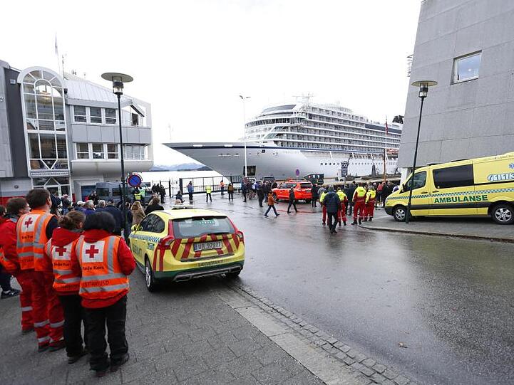 Die "Viking Sky" läuft in den Hafen der norwegischen Kleinstadt Molde ein.