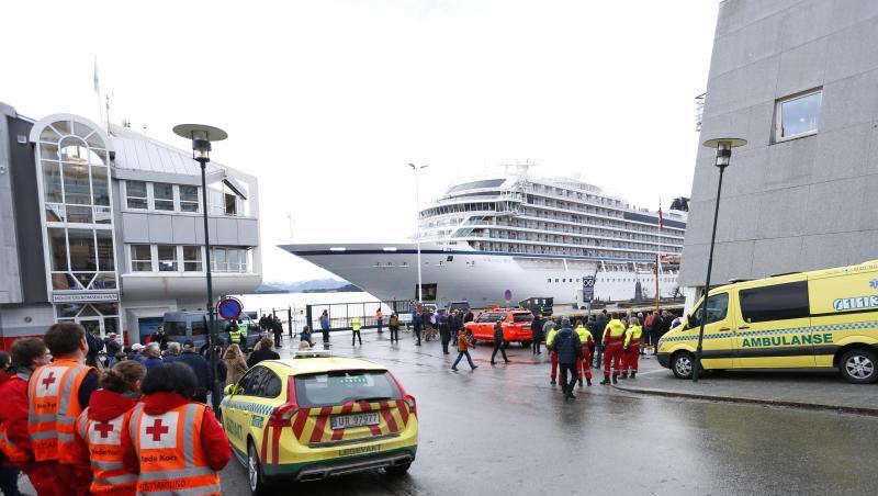 Die "Viking Sky" läuft in den Hafen der norwegischen Kleinstadt Molde ein. Die "Viking Sky" läuft in den Hafen der norwegischen Kleinstadt Molde ein.