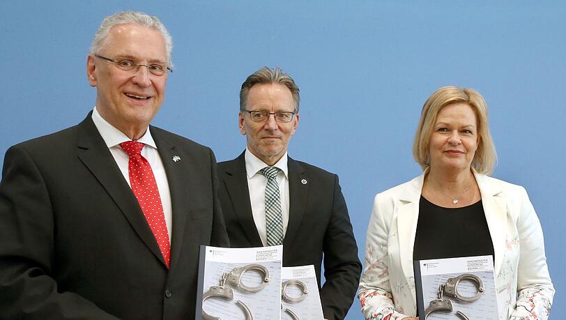 Der Bayerische Innenminister Joachim Herrmann, BKA-Präsident Holger Münch und Bundesinnenministerin Nancy Faeser stellen die Polizeiliche Kriminalstatistik 2021 vor.