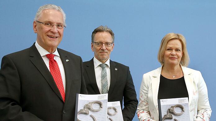 Der Bayerische Innenminister Joachim Herrmann, BKA-Präsident Holger Münch und Bundesinnenministerin Nancy Faeser stellen die Polizeiliche Kriminalstatistik 2021 vor.