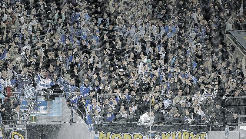 Die Nordkurve des EHC München: Hier stehen sie, die Treuesten der Treuen der Fans des EHC. Die Nordkurve des EHC München: Hier stehen sie, die Treuesten der Treuen der Fans des EHC.